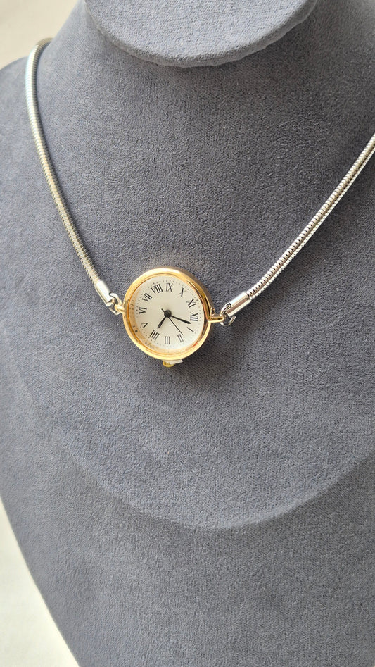 Collar con reloj