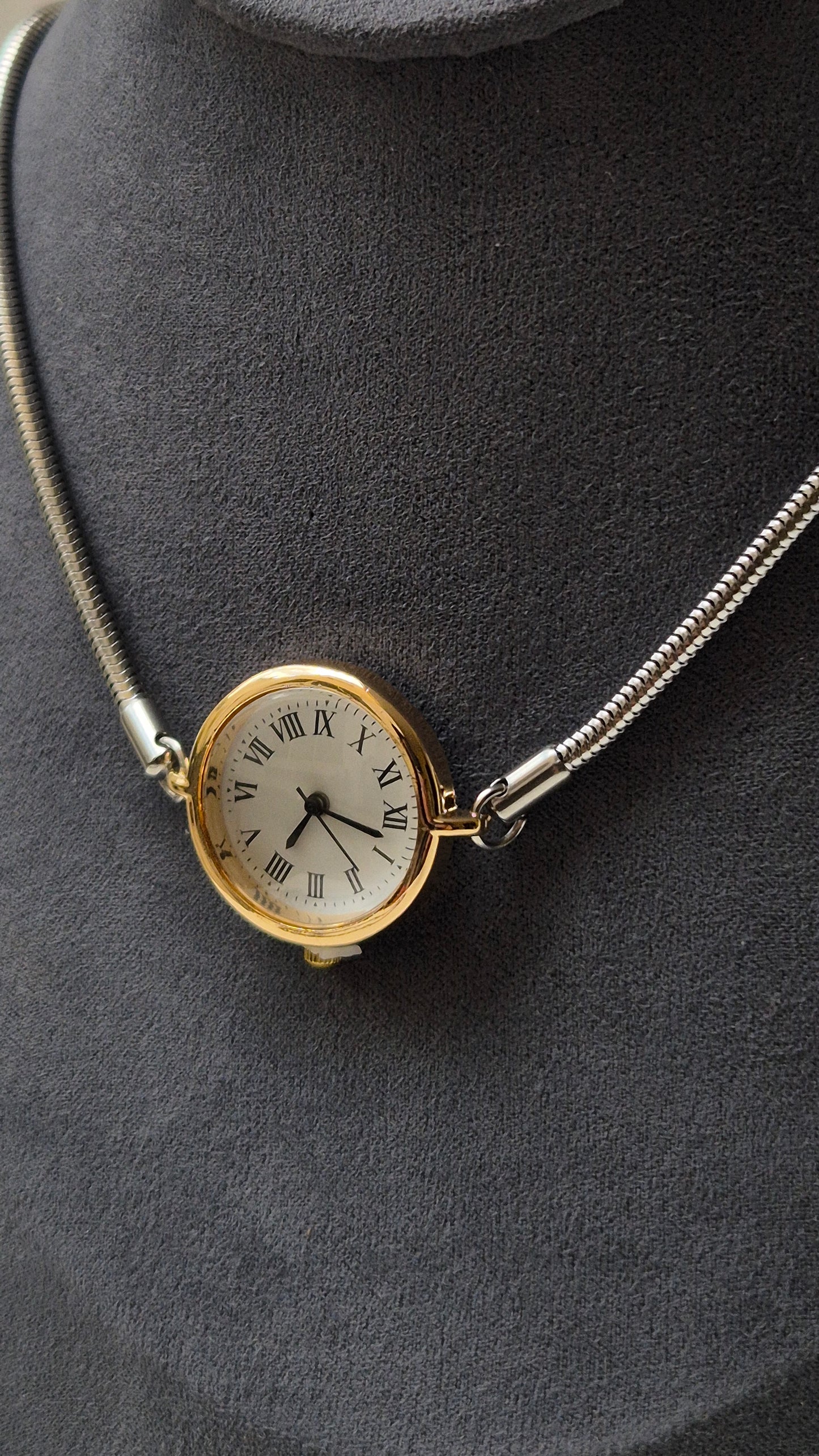 Collar con reloj